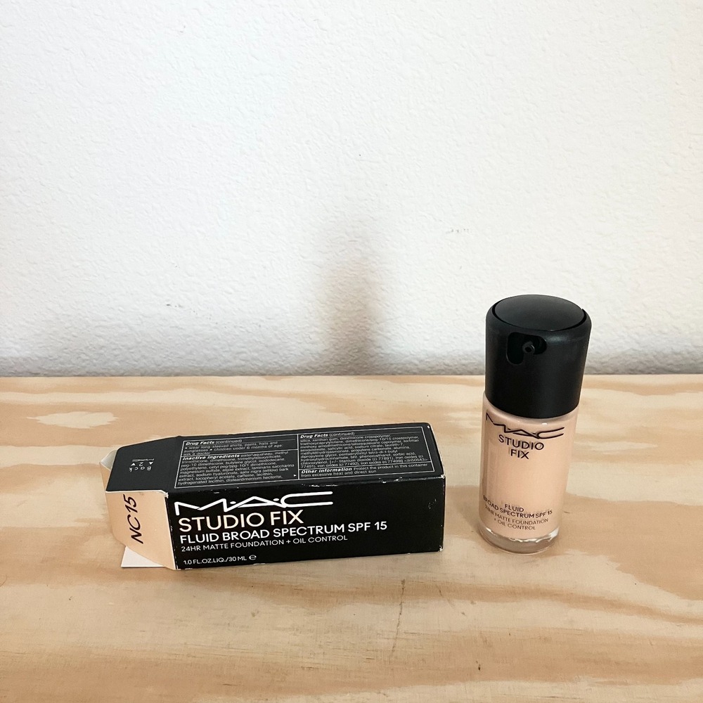 MAC Studio Fix Fluid SPF 15 24HR Matte Foundation NC15 1 oz